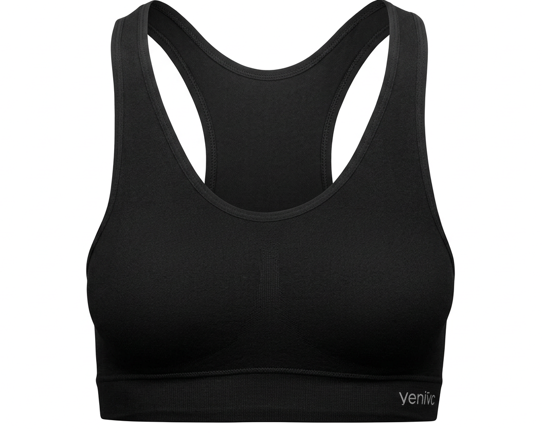 Zwarte sportbeha met racerback en uitneembare cups op een witte achtergrond